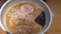 「中華そば（７００円）大盛り同料金＋サービスライス」@らーめん・つけ麺 我家の写真