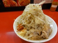 「ラーメン豚あり730円豚一枚90円野菜ニンニク脂辛しょう」@用心棒Ⅱ階の写真