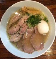 「しお全部のせ（1050円）」@町田汁場 しおらーめん進化 町田駅前店の写真