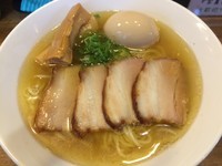 「淡麗鶏塩そば（750円）（特製無料券使用）」@塩つけ麺 灯花の写真