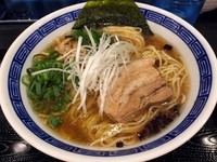 「香味鶏ガラ醤油そば（７５０円）中盛（無料サービス）バラチャー」@麺処 れん屋の写真