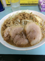 「らーめん☆王子リッチ850円 ニンニク 魚粉 カラメ たまねぎ」@らーめん☆王子の写真