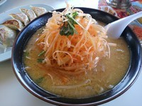 「ねぎみそ　（大盛り）　＋餃子：サービス券」@くるまやラーメン 松本渚店の写真