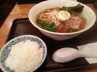 「昔ながらの醤油ラーメン650円＋小ライス無料」@三芳八の写真