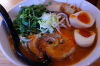 「辛味噌らーめん（限定）＋カツオの味玉」@富士らーめんの写真