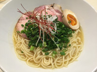 「☆鶏塩らーめん ねぎ、チャーシュー2枚トッピング☆」@麺や 海老庵の写真