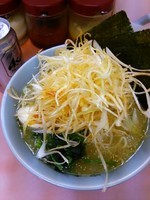 「中盛りネギラーメン1000円、缶ビール400円」@濱壱家の写真