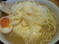 「たっぷりチーズの琥珀そば（７５０円）」@自家製麺 琥珀の写真