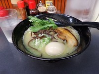 「鶏白湯塩らー麺+味玉」@麺や ぼんずの写真