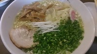 「ネギ塩ワンタン麺（900円）＋大盛り（100円）」@中華 味一の写真