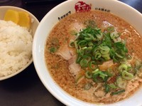 「ラーメン 麺硬め＋辛いの多目＋ライス普通 20周年記念」@京都銀閣寺 ますたにラーメン 日本橋本店の写真