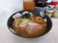 「醬油ラーメン＋トッピング　味玉」@万葉亭の写真