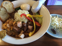 「【限定】牛すじ赤ワイン煮まぜそば900円、チーズ100円」@らーめん・つけめん 八角の写真