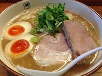 「味玉ラーメン 大盛 ¥880」@麺や 輝 大阪本店の写真