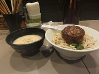 「イベリコ豚の煮込ハンバーグ 濃厚ホワイトチーズつけ麺950円」@つけ麺 五ノ神製作所の写真