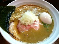 「【木曜限定】鶏白湯煮干  800円＋ローストチャー、味玉」@麺や 飛来の写真