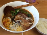 「トマトカレーラーメン ¥990」@魔女のカレーの写真