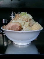 「味噌ラーメン(カタメ、玉ネギニンニクマシマシ、他全マシ)」@らーめん虎丸 川口店の写真