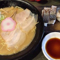「中華蕎麦（粉落とし、脂多め）押し寿司セット　980円」@上州濃厚中華蕎麦 はたお商店 下小出本店の写真