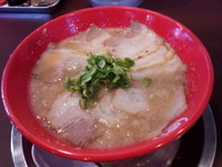 「とんこつ極み　肉盛り麺　（９５５円）」@みやこいち フォレストモール富士川店の写真