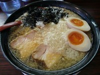 「燕黒らあめん　（大盛り）　※脂：大脂　＋味玉：サービス券」@煮干しらあめん 燕黒の写真