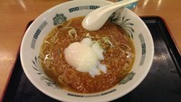 「旨辛温玉ラーメン」@日高屋 小田急マルシェ登戸店の写真