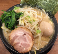 「☆豚骨醤油ラーメンモヤキャベ 味玉トッピング☆」@横浜家系ラーメン 武骨家 鶴見西口店の写真