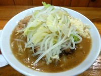 「ラーメン（小）700円　＋辛肉ハーフ50円」@ギガムジャキの写真