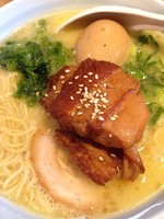 「味玉ラーメン＋角煮」@らーめん まる玉 大島店の写真