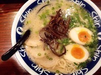 「煮玉子入りラーメン」@博多ラーメン ShinShin 博多デイトス店の写真