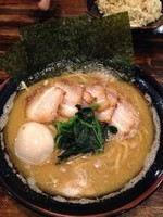 「チャーシュー麺900円 中盛100円 味玉100円」@よしなり家 三郷店の写真