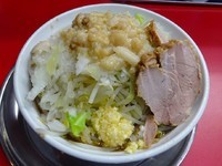 「ラーメン（680円）＋味玉　ヤサイニンニクアブラ玉ねぎ」@麺でる 帝京大塚店の写真