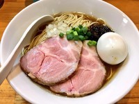 「煮干ソバ（黒）750円 + 味玉100円」@煮干中華ソバ イチカワの写真