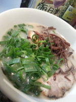 「博多とんこつラーメン７００円+替え玉１００円」@大手町ラーメンの写真