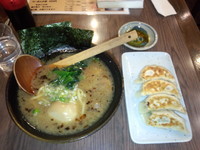 「らーめん小盛450円、味玉100円、餃子4個250円」@豚骨らーめん 越後屋の写真