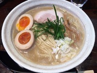 「鶏麺しょうゆ (730円) (+味玉)」@らーめん 桐麺 本店の写真