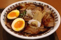 「肉そば醤油味玉入り(880円)」@肉そば けいすけ 東京みーとれあ店の写真