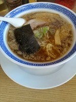 「醤油豚骨ラーメン　７００円」@麺屋 一茶 古河店の写真