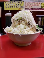 「味噌ラーメン(麺カタメ、ヤサイニンニクマシマシ、他全マシ)」@豚ラーメン 蕨店の写真