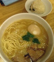 「片口うるめ煮干しそば+味玉+かやくおにぎり」@煮干し中華そば三四郎の写真