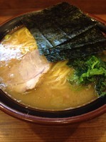 「ラーメン中盛　750円+ライス　100円」@丸一の写真