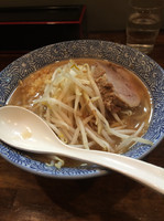 「らーめん中盛りニンニク カラメ」@ラーメンJAPAN 川口本店の写真