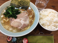 「ラーメン（かため、こいめ）＋ライス」@横浜家系ラーメン やややの写真