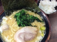 「ラーメン 並 麺硬め＋味濃いめ＋油多め＋サービスライス」@町屋商店の写真