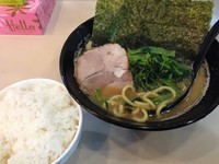 「醤油豚骨らーめん＋小ライス」@横濱家系ラーメン 猪子家の写真