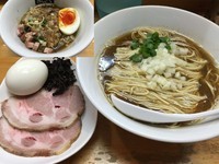 「煮干ソバ（黒）750円+味玉100円+ニボ茶めし150円」@煮干中華ソバ イチカワの写真