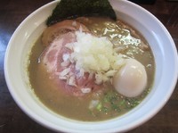 「木曜限定　鶏白湯煮干（８００円）＋味玉＋レアチャーシュー」@麺や 飛来の写真