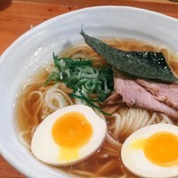 「中華そば 中盛り（無料）＋卵  ¥700」@中華そば 榮じの写真