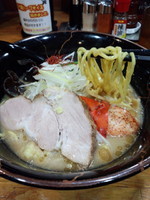 「〖品達10周年限定〗濃厚オマール海老味噌らーめん1,000円」@黒味噌らーめん 初代けいすけ 品川店の写真