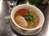 「ラーメン、ローストトマトのせ。塩。」@Bia Biaの写真